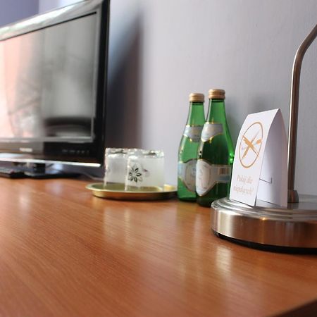 Hotel Pod Jeleniem 图霍拉 外观 照片
